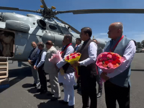 राष्ट्रपति द्रौपदी मुर्मू छराबड़ा में हेलिकॉप्टर से उतरते हुए और स्वागत को खड़े गवर्नर, सीएम व अन्य। - Dainik Bhaskar