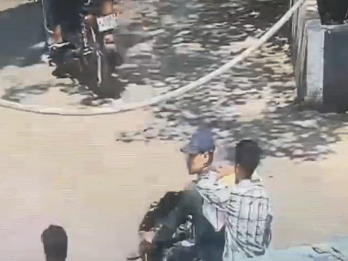 लूट को अंजाम देकर लुटेरे बाइक से फरार हो गए।