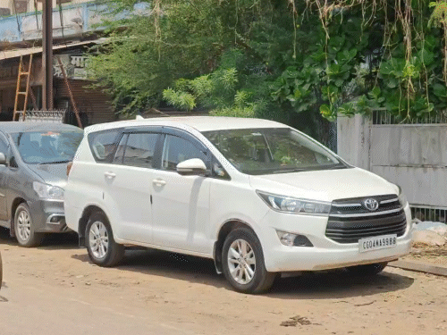 तीन गाड़ियों में 12 से अधिक ईडी के अधिकारी भूपेंद्र चंद्राकर के घर पहुंचे।