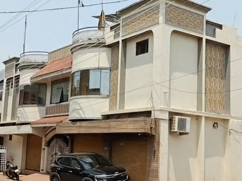 टीम घर के अंदर जांच-पड़ताल कर रही है।