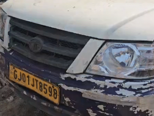 वाहन CMS कंपनी का बताया जा रहा है।