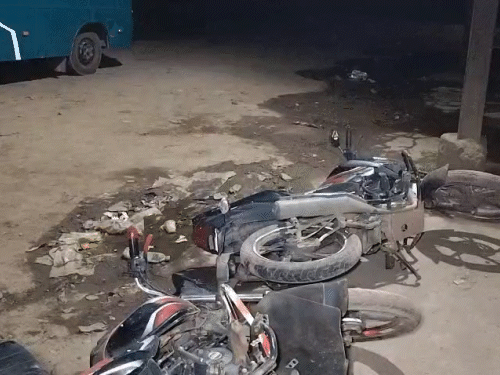 युवकों ने सही करके बनाएबाइकों में भी तोड़फोड़ की।