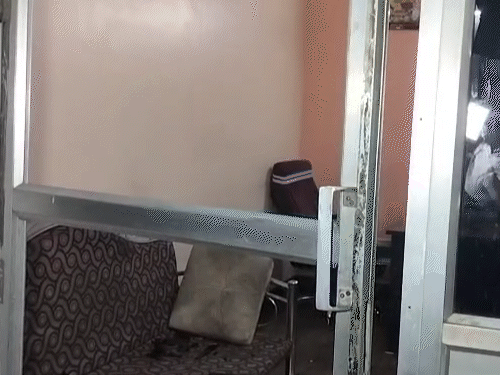 गुस्साए युवकों ने लात मारकर दरवाजे का कांच तोड़ दिया।