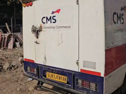 इसी वाहन से कैश बैंक में आया था।