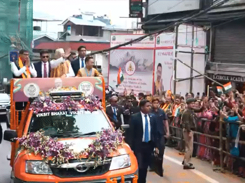 पीएम लिबिंग हेलिपैड से गवर्नर हाउस तक रोड शो कर रहे हैं।