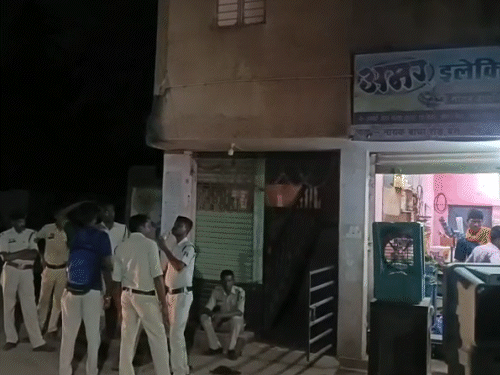 ईडी रेड के दौरान पुलिस भी मुस्तैद रही थी।