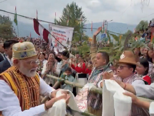 पीएम ने रोड शो में आए लोगों से गमछे लिए।