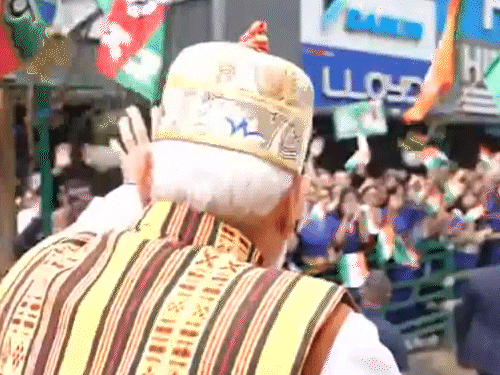 गंगटोक में लोगों ने तिरंगा दिखाकर पीएम का स्वागत किया।