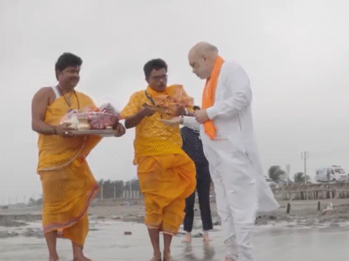 गृह मंत्री शाह ने दक्षिण 24 परगना जिले के गंगासागर में आज पूजा-अर्चना की।