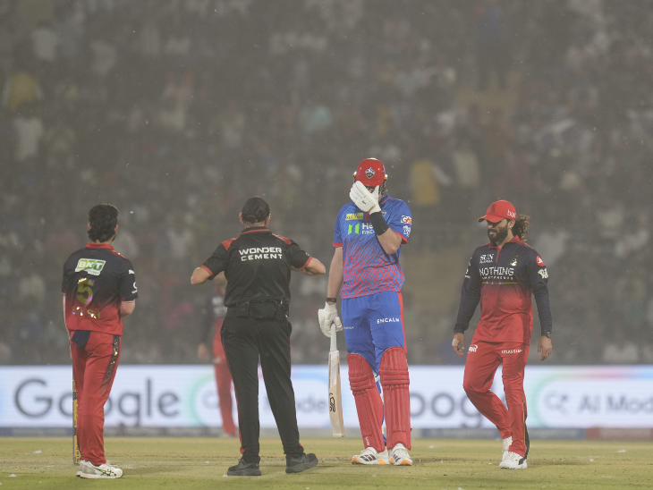 धूल से बचने के लिए खिलाड़ियों ने अपनी आंखें मूंद ली थी।