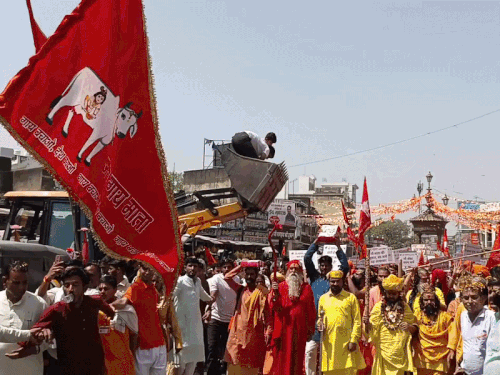 सीकर में साधु-संतों की रैली पर लोगों ने फूलों की बारिश की।