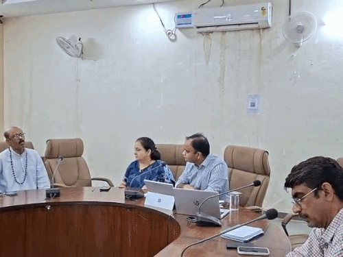 फरीदाबाद नगर निगम लगे जनसुनवाई शिविर में लोगों की समस्याओं को सुनते हुए मेयर प्रवीण बत्रा - Dainik Bhaskar