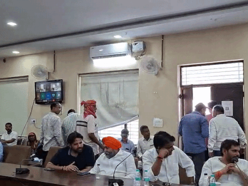 जनसुनवाई शिविर में अपनी समस्याओं को लेकर आते हुए लोग