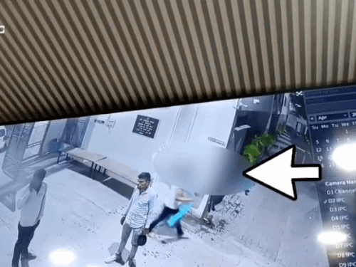 धर्मशाला में महिला दलाल के बाद कॉल गर्ल महिला एंट्री करते हुए