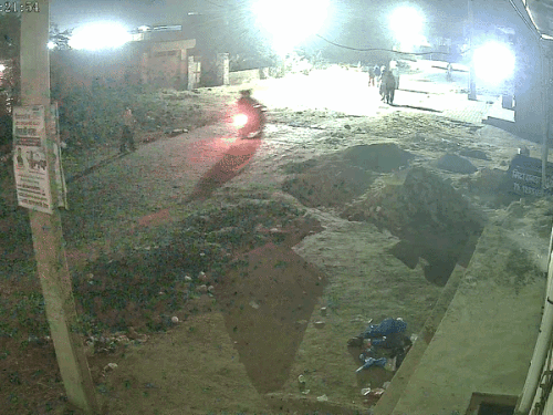 खाजाखेड़ा में घटना से पहले बाहर घूमते आसपास के लोग व बाइक से जाते युवक।