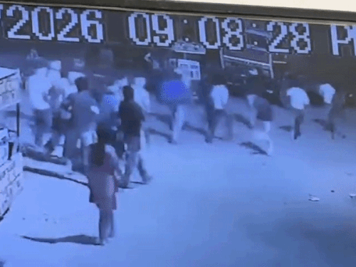 घटना के समय हाथों में डंडे लिए घूमते युवक।