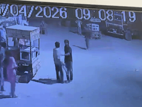 खाजाखेड़ा में घटना के समय हाथों में डंडे लिए घूमते युवक।