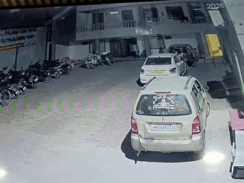 धर्मशाला में कमरे के बाहर खड़ी कॉल गर्ल