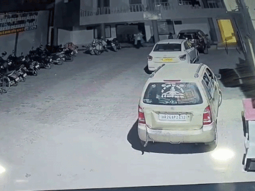 धर्मशाला में एंट्री के बाद धूमते हुए कॉल गर्ल महिला