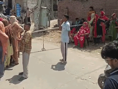 भिवानी में लोगों द्वारा किए गए रोड जाम का दृश्य।