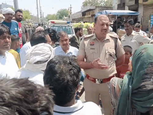 प्रदर्शनकारियों को समझाती पुलिस।