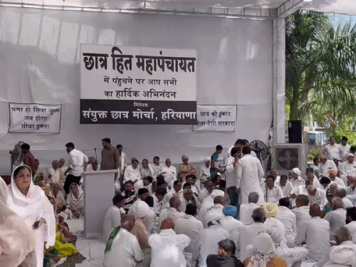 छात्रहित महापंचायत में पहुंचे नेता और कार्यतकर्ता।