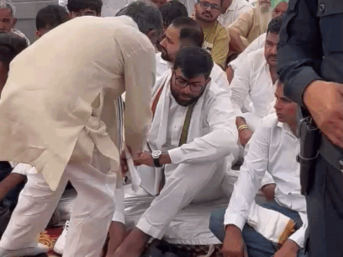 महापंचायत में पहुंचे कार्यकर्ताओं से बात करते हुए दुषयंत चौटाला।