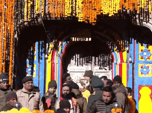 केदारनाथ में 22 अप्रैल को आम लोगों के लिए धाम का मुख्य दरवाजा खोलते सेना के जवान।