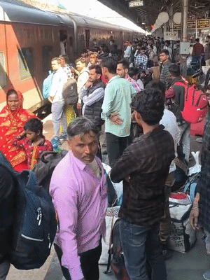 कामाख्या एक्सप्रेस के थर्ड एसी कोच के AC में खराबी आने से यात्रियों को 6 घंटे तक 43°C तापमान में परेशान होना पड़ा। यात्रियों ने आगरा से कानपुर सेंट्रल के बीच करीब छह घंटे तक भीषण गर्मी में सफर किया।