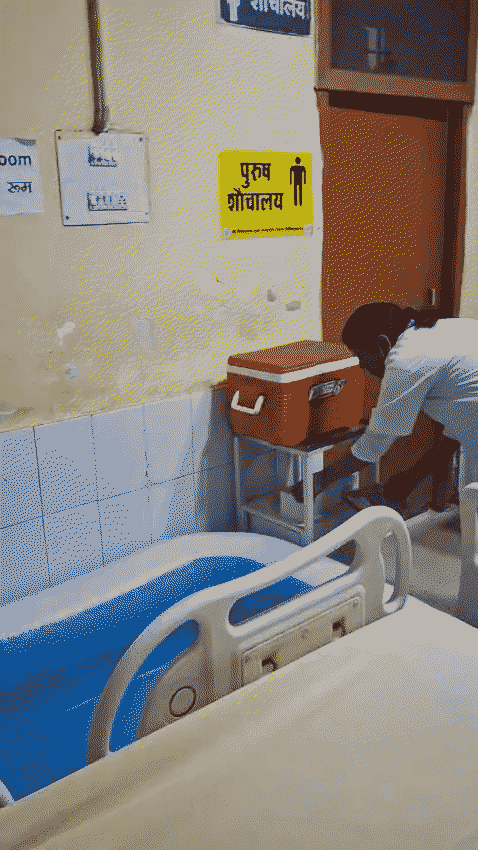 वाराणसी में SSPG कबीरचौरा अस्पताल के इमरजेंसी वार्ड में बाथ टब भी लगाया गया है।