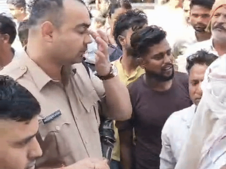 एक्सीडेंट के बाद भीड़ आक्रोशित हो गई। पुलिस ने समझाया।