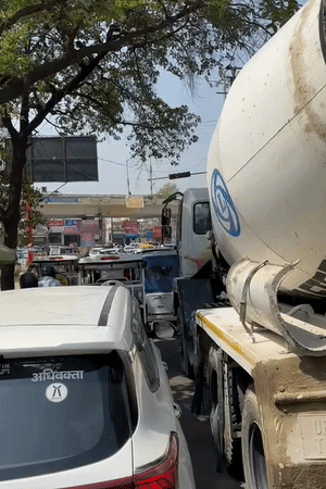 डायवर्जन के चलते बड़ी गाड़ियां चिनहट से होते हुए जा रही हैं। इसके चलते रास्ता ब्लॉक हो गया।