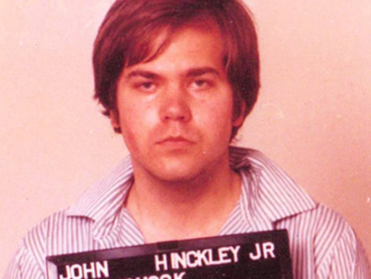 જ્હોન હિંકલીની પોલીસ કસ્ટડીમાં ખેંચાયેલી તસવીર