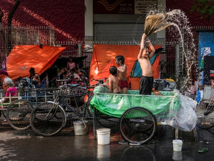 कोलकाता में बच्चों ने गर्मी भगाने का एक नया तरीका निकाला। रिक्शे में लगी तिरपाल में पानी भरकर स्विमिंग पूल बना लिया। यहां पारा 34.6°C रहा।