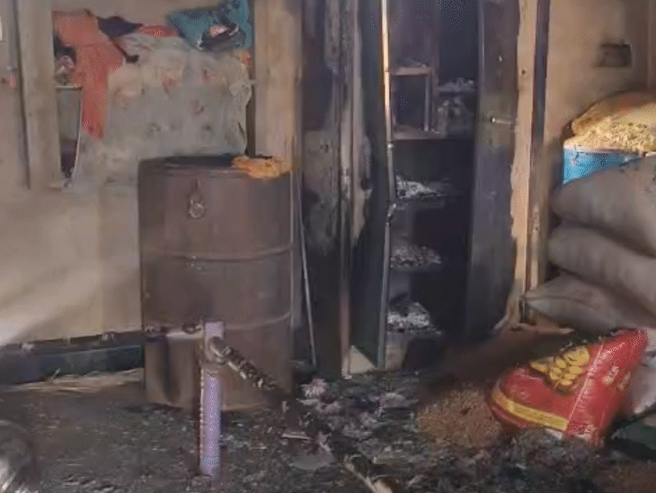 बोरियों में रखा अनाज भी जला दिया गया था।