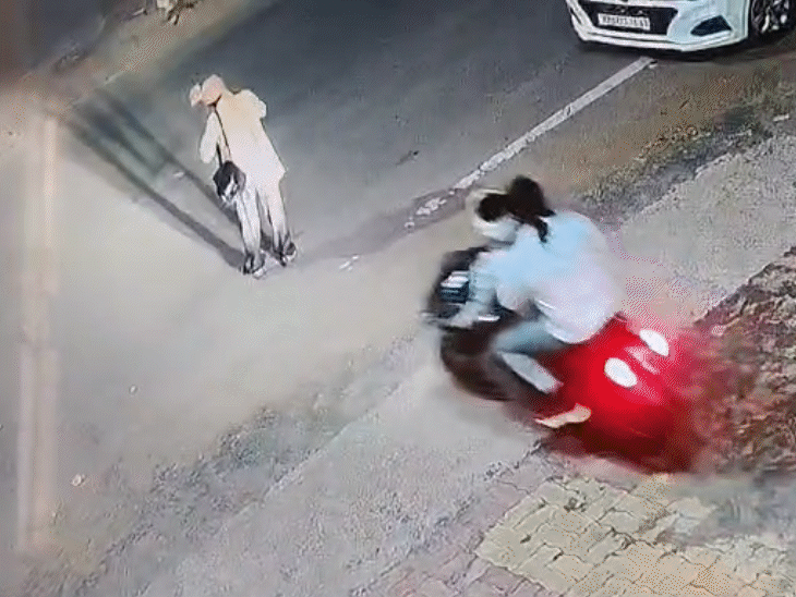 दूल्हे के चाचा से बैग छीना। बैग में करीब 50 हजार रुपए, गहने और अन्य सामान रखा था।