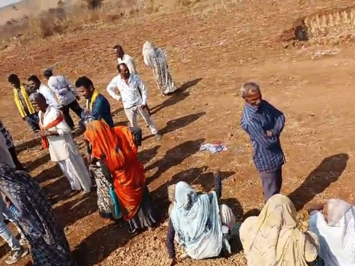 मामले के बाद बड़ी संख्या में ग्रामीण यहां इकट्‌ठा हुए थे।