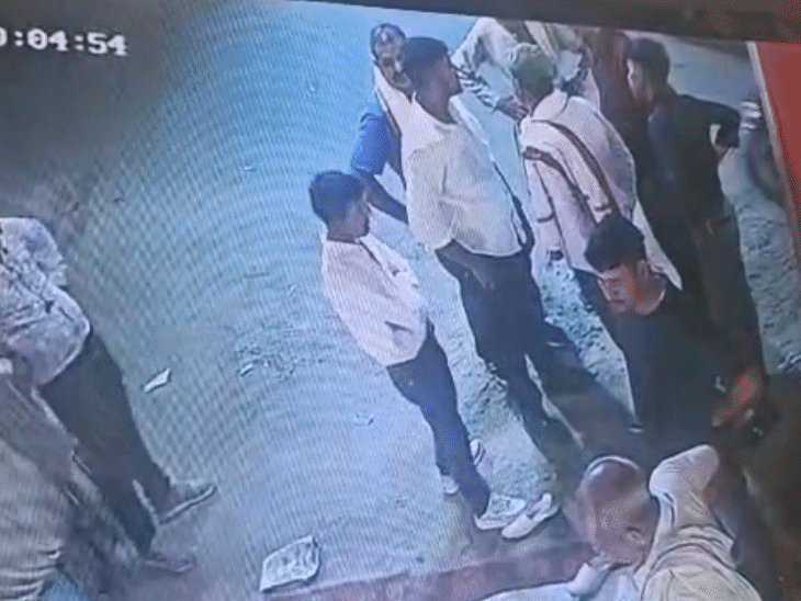 दूल्हे के पिता से बैग छीनकर भागते नजर आए बदमाश।