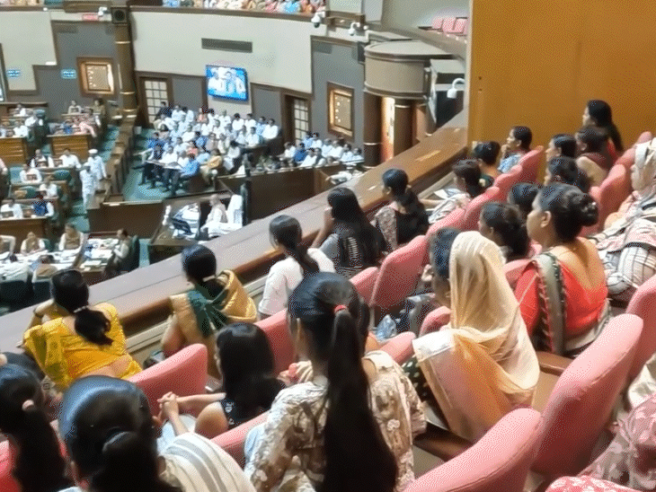 MP विधानसभा में चर्चा करते विधायक।