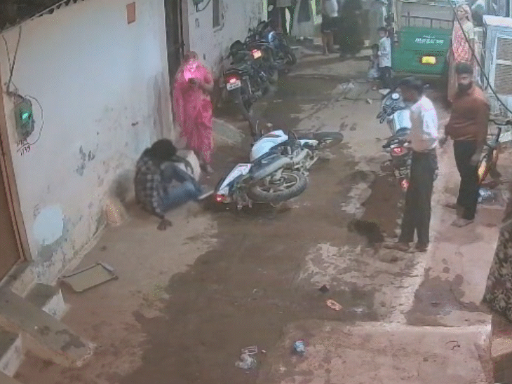 चाकू के लगातार हमले से युवक जमीन पर गिर गया और तड़पने लगा।