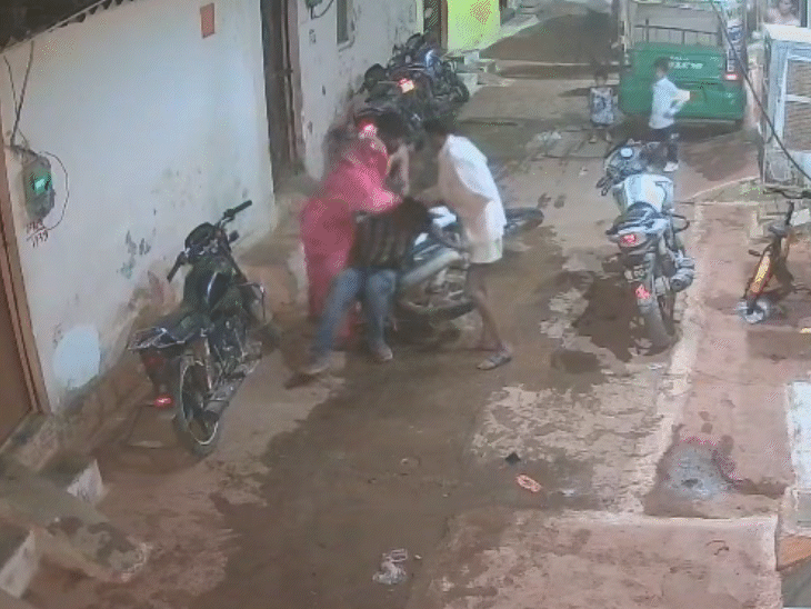 आरोपी हमला करते रहे, जबकि बहन भाई को बचाने का प्रयास करती रही।