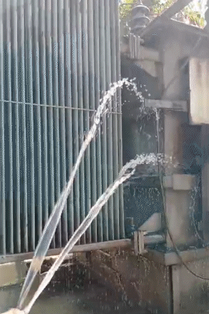 अमेठी में भीषण गर्मी के बीच ट्रांसफॉर्मर्स पर पाइप से पानी डाला जा रहा है, ताकि उसमें आग लगने की घटनाओं को रोका जा सके।