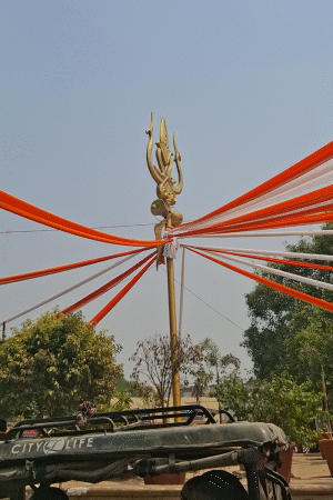 पीएम के दौरे के लेकर वाराणसी को सजाया जा रहा है। शहर में पांच पॉइंट प्रधानमंत्री के स्वागत के लिए चिह्नित किए गए हैं।