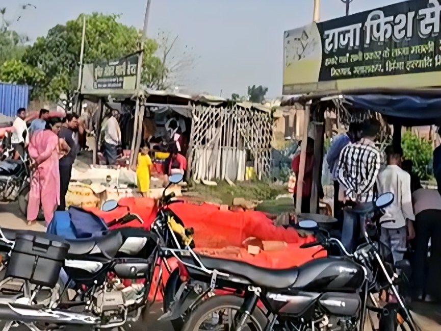 डैम से निकलने वाली ताजा मछलियों की बिक्री स्थानीय लोगों द्वारा की जाती है।