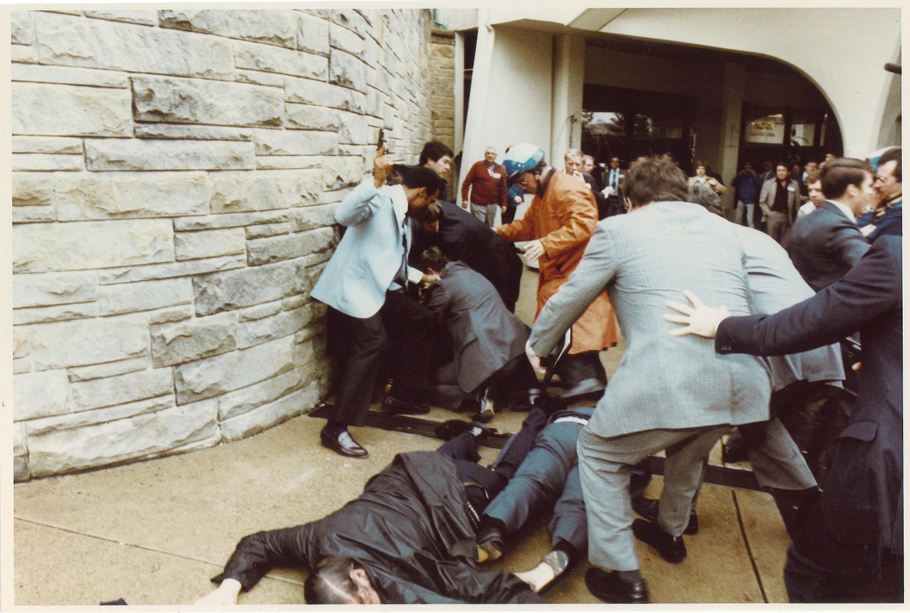 રોનોલ્ડ રીગનને ગોળી વાગી, જેના પછી તેઓ જમીન પર પડી ગયા.