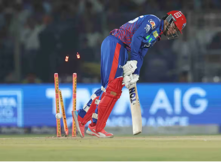 भुवनेश्वर कुमार ने साहिल को सटीक यॉर्कर पर बोल्ड किया।