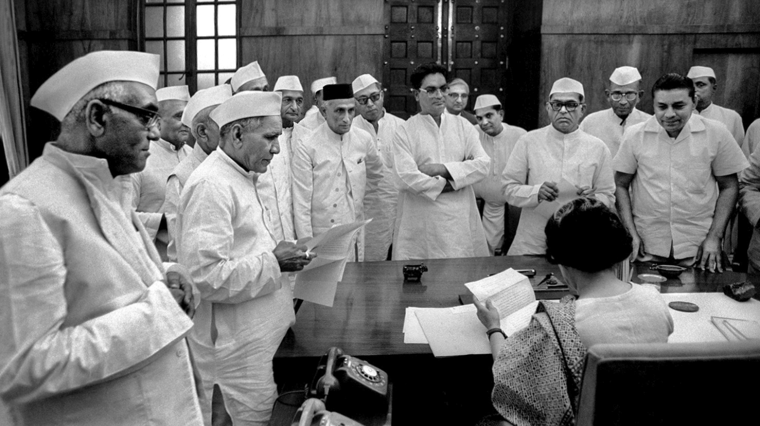 1967 में दिल्ली में एक कांग्रेस बैठक में इंदिरा गांधी की एक सशक्त तस्वीर। सोशल स्ट्रक्चर को चैलेंज करती ऐसी कई तस्वीरें उन्होंने ली।