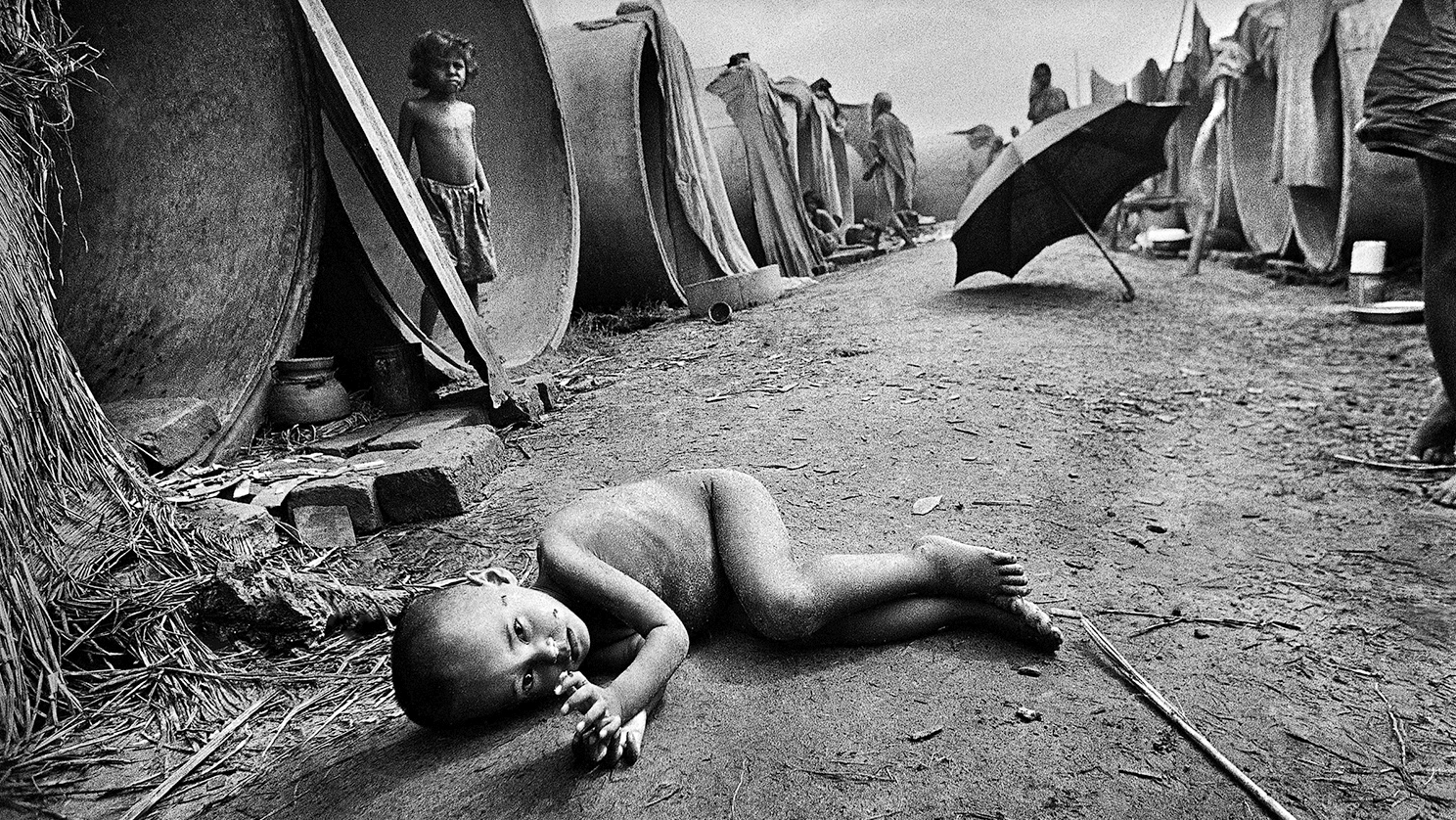 1971 में युद्ध के दौरान भारत में शरण लेने आए लोगों ने डिस्कार्डेड ह्यूम पाइप्स को अपना घर बनाया था।