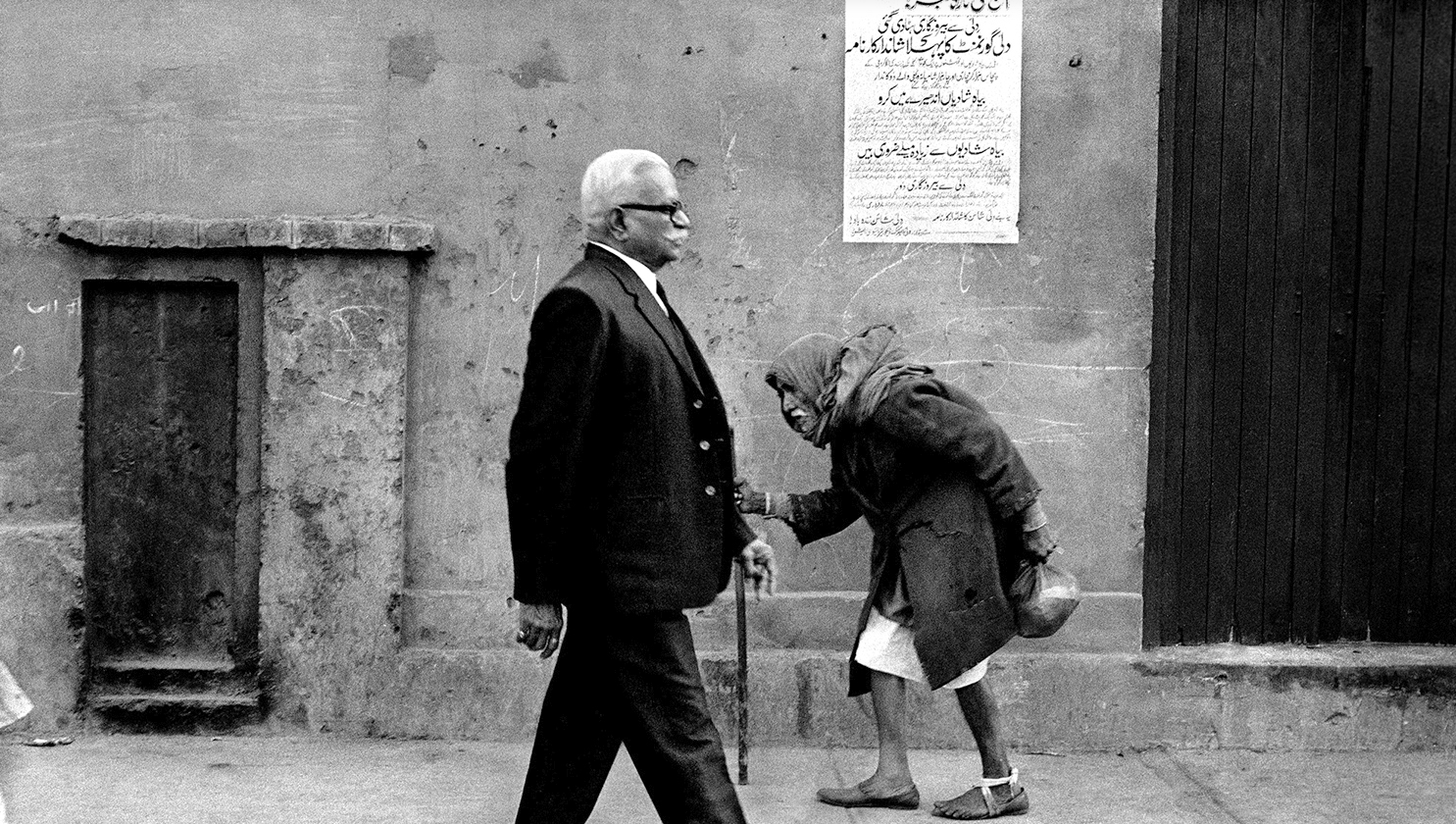 1970 में पुरानी दिल्ली में ली गई तस्वीर। ये लगभग बराबर उम्र के दो लोगों की बिलकुल अलग स्थितियों को दिखाती है।