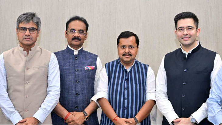 AAP छोड़कर BJP जॉइन करने के बाद भाजपा के राष्ट्रीय अध्यक्ष नितिन नवीन के साथ राज्यसभा सांसद राघव चड्‌ढा, डॉ. संदीप पाठक और अशोक मित्तल।